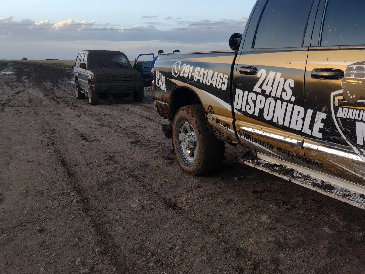 4x4 cubierta de barro después de ser rescatada con eslinga por la grúa de MyV en un camino rural de Bahía Blanca