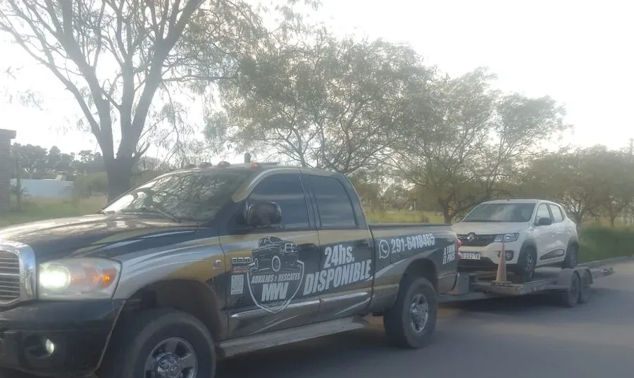 Camioneta MyV remolcando un vehículo en Bahía Blanca