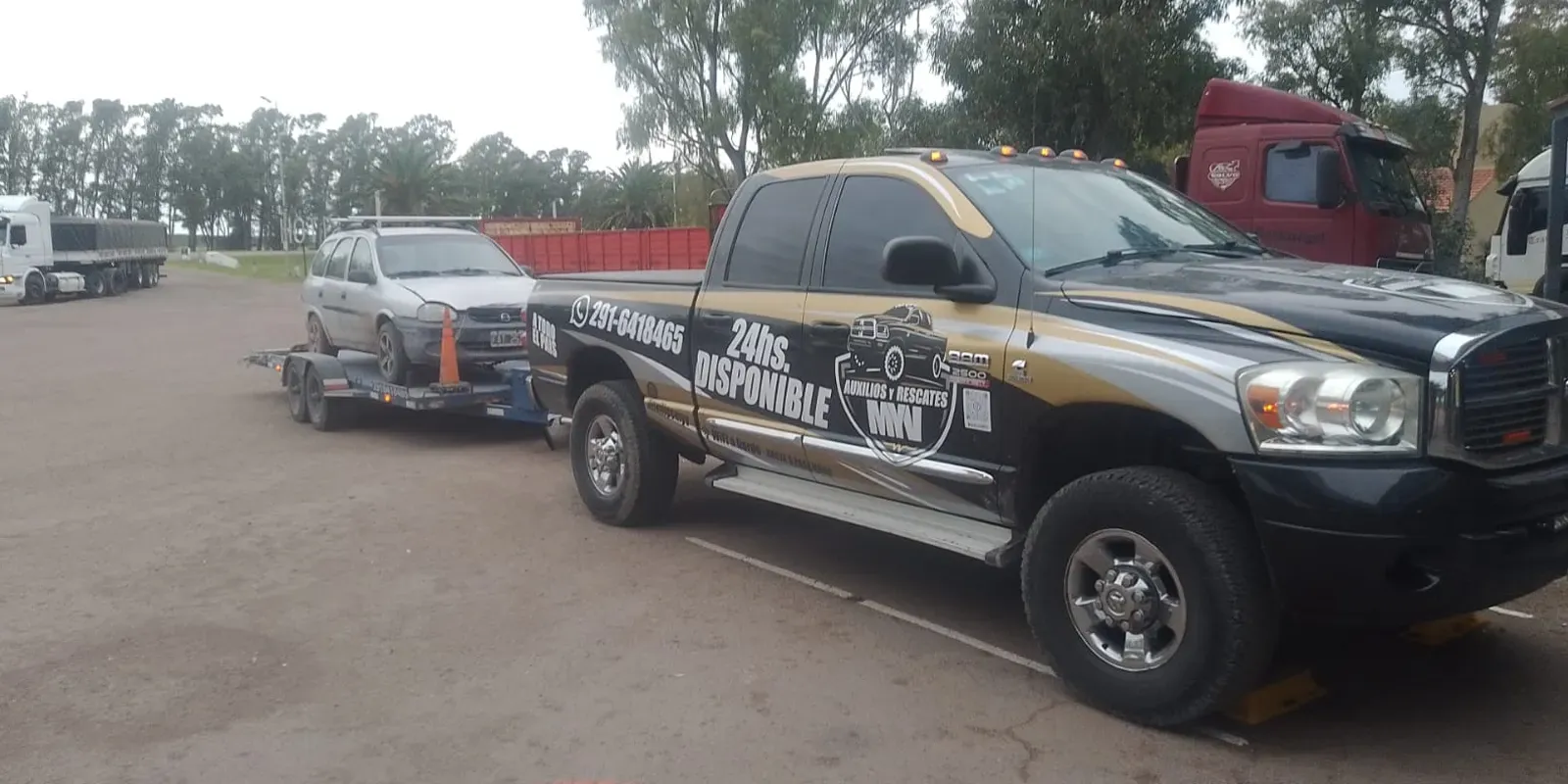 Grúa auxilio de Auxilios y Rescates MyV remolcando un vehículo en Bahía Blanca