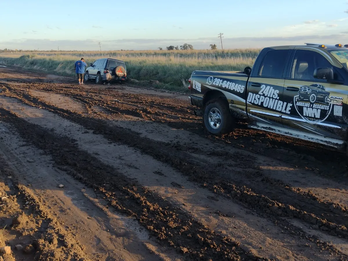 Camioneta de Auxilios y Rescates MyV llegando a rescatar una 4x4 encajada en el barro en un camino rural de Bahía Blanca