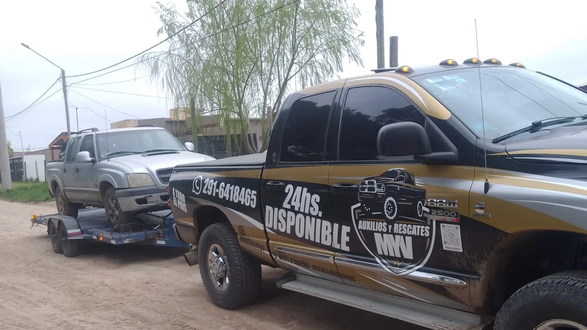 Camioneta de Auxilios y Rescates MyV remolcando un vehículo en trailer, lista para un servicio de auxilio
