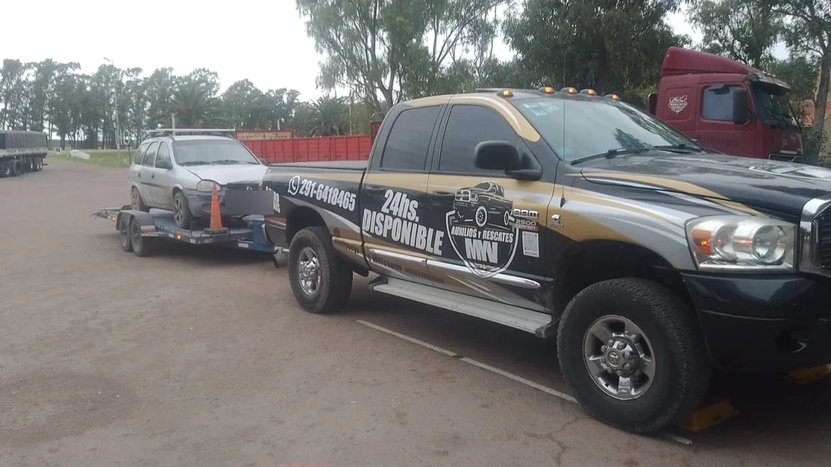 Camioneta de Auxilios y Rescates MyV remolcando un auto en trailer en Bahía Blanca